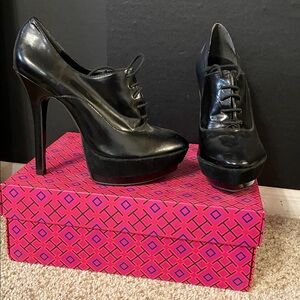 Aldo Lace Up Ankle Boot / Heel